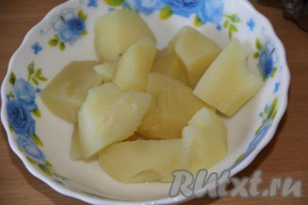 Очистить картофель, залить водой и отварить, подсолив воду, до готовности (картофель, в зависимости от сорта и размера, становится мягким через 25-30 минут). Затем воду слить и размять картошку с помощью толкушки.&nbsp;Можно использовать вареную картошку, оставшуюся от ужина.