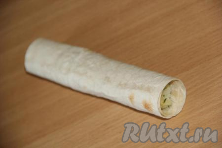 Завернуть картофельную начинку в лаваш в виде плотной трубочки.