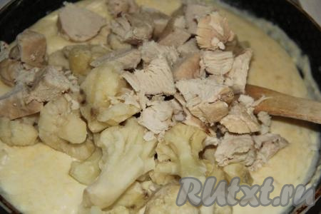 Потомить соус 2-3 минуты на медленном огне (до однородности), снять с огня. Затем в соус выложить соцветия замороженной (или свежей) цветной капусты и кусочки варёной грудки, перемешать.