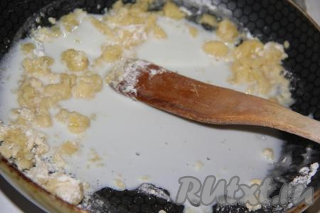 Затем влить, непрерывно перемешивая, небольшими порциями молоко.