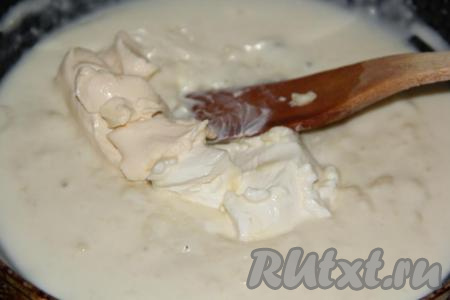 Добавить в сковороду творожный (или плавленный) сыр, перемешать.