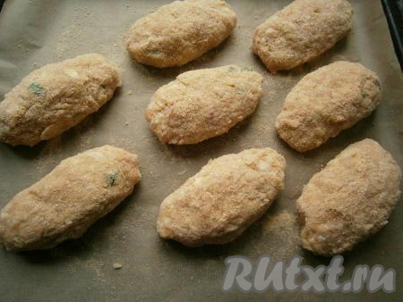 Противень застелить пергаментом и выложить котлеты.