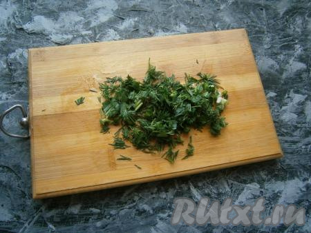 Зелень чеснока и укропа измельчить.