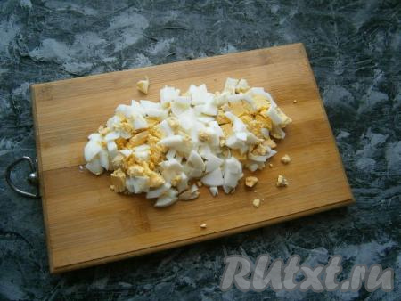 Вареные яйца очистить от скорлупы и порубить ножом.