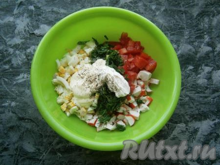 Сложить крабовые палочки, зелень, яйца и помидоры в миску, добавить соль,&nbsp;майонез и свежемолотый черный перец.