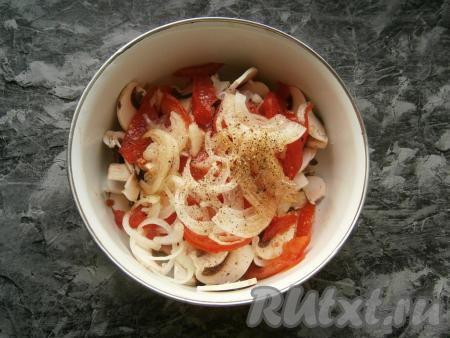 Вылить заправку в салат из сырых шампиньонов, лука и помидоров, посолить его и поперчить.