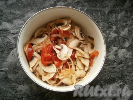 Хорошенько, но аккуратно перемешать салат и поместить его в холодильник на 2 часа.