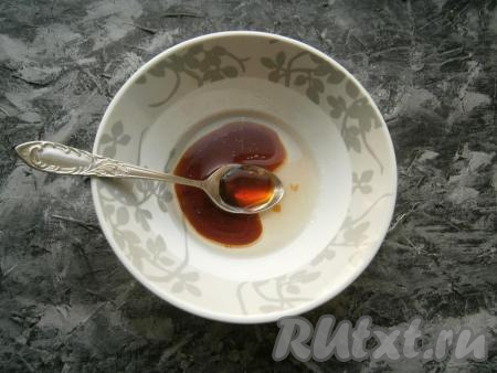 К растительному маслу добавить соевый соус, яблочный уксус, всыпать сахар, тщательно перемешать до растворения сахара.