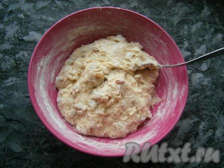 Все хорошо перемешать и всыпать оставшуюся муку. Тесто получится довольно густым, его трудновато будет мешать.