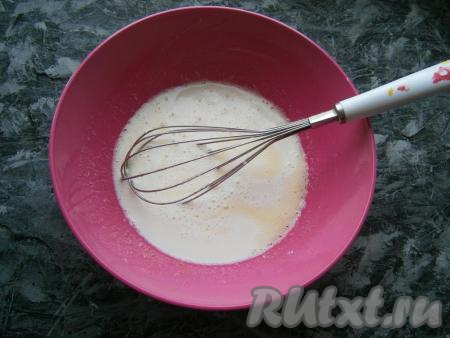 Далее влить теплое молоко, растопленное и остывшее сливочное масло.