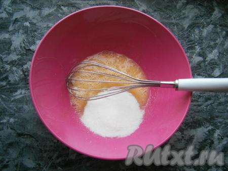 Взбить яйца немного венчиком, всыпать ванилин и оставшийся сахар.