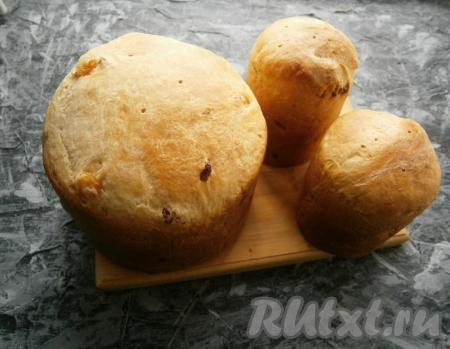 Выпекать куличи в разогретой до 170-180 градусов духовке около 35-45 минут (в зависимости от размера). Готовность проверить деревянной шпажкой. Куличи вынуть из формочек, убрать пергамент.