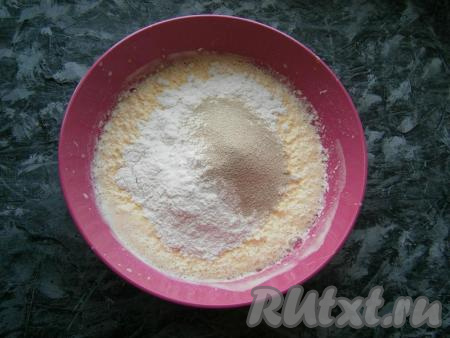 Все снова взбить, затем&nbsp;всыпать 600 грамм муки и сухие дрожжи.