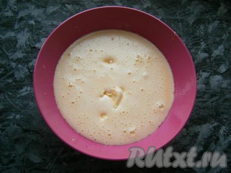 Должна получиться пышная масса, в которую влить теплое молоко, добавить размягченное сливочное масло, ванильный сахар.