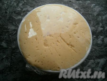 Миску накрыть пленкой и оставить в теплом месте часа на 2-3. Тесто будет понемногу подниматься и должно увеличиться раза в три.