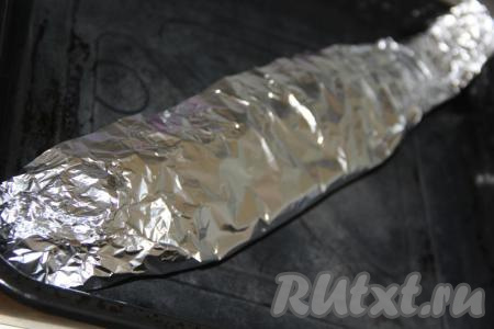 Завернуть горбушу в 2 слоя фольги и выложить на противень.