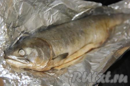 Запекать горбушу в разогретой духовке при температуре 200 градусов, примерно, 35 минут.