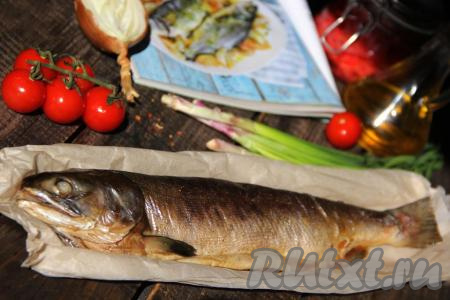 Готовую горбушу, запеченную целиком, достать из духовки, развернуть фольгу и переложить рыбу на тарелку. Можно нарезать рыбку на порционные кусочки. Подать нежную, сочную горбушу в горячем или холодном виде с любым гарниром. Этот удачный рецепт будет особенно кстати, когда у вас мало времени, а хочется приготовить сытное и вкусное блюдо для всей семьи.