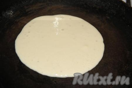 Сухую сковороду хорошо разогреть, тесто аккуратно перемешать ложкой. Влить на середину сковороды 1 половник теста. Разливать тесто по всей сковороде не нужно, льём в середину и оно само сформируется в круглый блинчик.&nbsp;