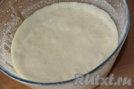 Накрыть миску с тестом пищевой плёнкой и оставить в тепле на 1,5 часа. Тесто слегка поднимется и запузырится.