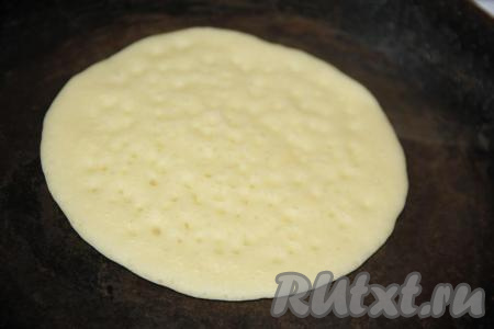 Жарить марокканский блинчик нужно только с одной стороны. На поверхности блина начнут появляться дырочки.