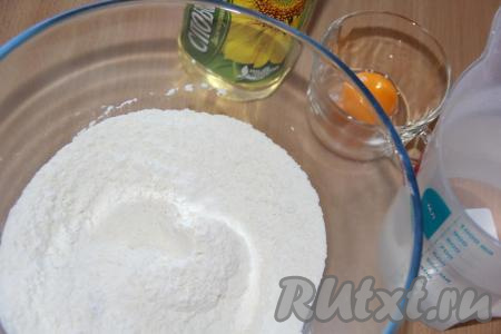 В глубокой миске соединить все сухие ингредиенты (муку, манку, дрожжи, разрыхлитель, соль и сахар), слегка перемешать.&nbsp;