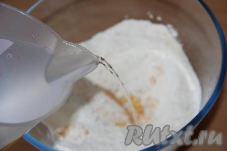 Затем влить тёплую воду (температура воды, примерно, 35-40 градусов).