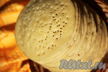 Вот такие пышные и дырчатые блинчики получились. Мне понравился вкус марокканских блинов, приготовленных по этому рецепту, дрожжами не отдают, да и подать можно с любой начинкой, дополнив хоть сметаной, хоть вареньем.