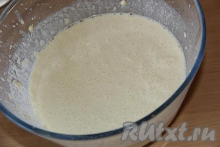 С помощью миксера взбить получившееся тесто в течение 2 минут.