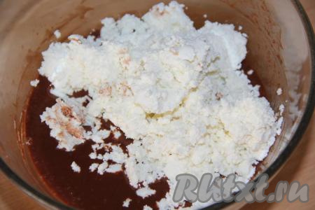 Добавить творог в шоколадную массу.