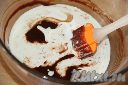 Влить сливки в шоколадную массу и хорошо перемешать.