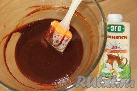 Прогреть в микроволновке (или на водяной бане) до полного растворения масла и шоколада, остудить немного.