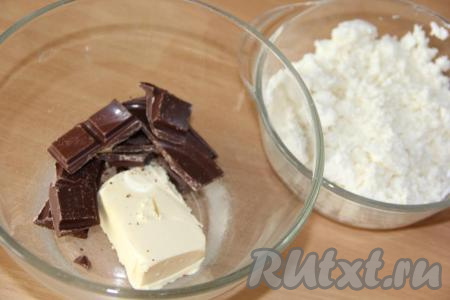 Соединить масло и шоколад.