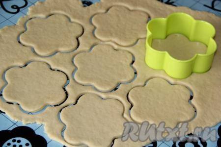 Песочное тесто, замешанное на маргарине, на присыпанной мукой поверхности раскатать в пласт толщиной 6-7 миллиметров. Вырезать из теста коржики. Тесто, оставшееся после вырезания коржиков, снова раскатать, тоже вырезать коржики.