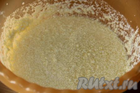 Перемешать массу миксером до однородности.