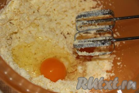 Затем добавить яйцо и ещё раз взбить.
