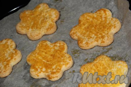 Выпекать молочные коржики в разогретой до&nbsp;200 градусов духовке&nbsp;в течение 15-20 минут.&nbsp;