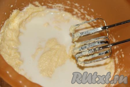 Далее влить молоко комнатной температуры (я предварительно подогрела молоко в микроволновке).