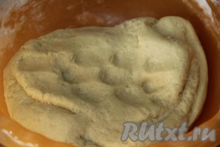 Добавляя понемногу муку, обязательно учитывайте, что песочное тесто для молочных коржиков должно получиться мягким, нежным, очень приятным в работе, не липнущим к рукам. Как только добились нужной консистенции теста, значит не нужно больше добавлять муку и вымешивать песочное тесто.&nbsp;