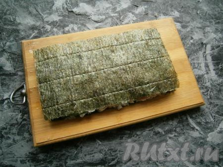 Накрыть вторым листом нори (также&nbsp;шершавой стороной вверх), прижать его.