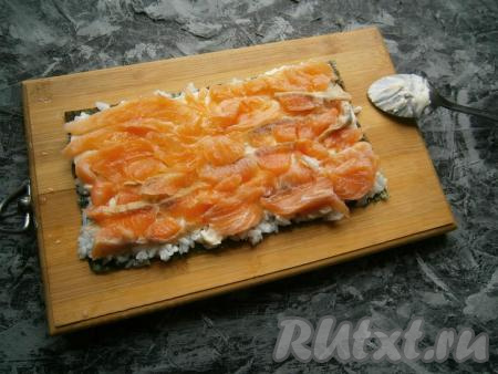 Сверху выложить тонкие пластины слабосоленой семги.