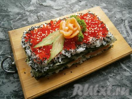 Далее&nbsp;сверху&nbsp;суши-торт можно украсить розочкой из семги, свежим огурчиком и зеленью. Поместить торт в холодильник на 30-40 минут.