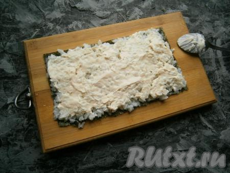 Смазать рис частью мягкого пастообразного плавленного (или творожного) сыра.