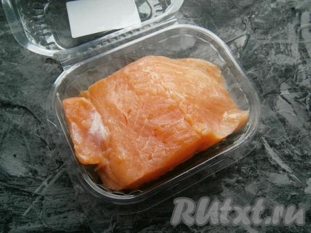 Взять кусочек филе семги.