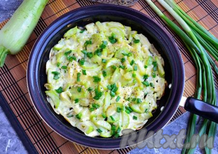 Жареные кабачки с яйцом на сковороде