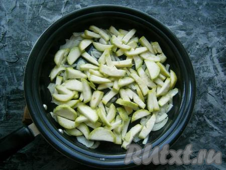 Лук обжарить до мягкости, периодически помешивая, затем добавить в сковороду нарезанные брусочками молодые кабачки (молоденькие кабачки можно готовить вместе с кожурой), посолить.