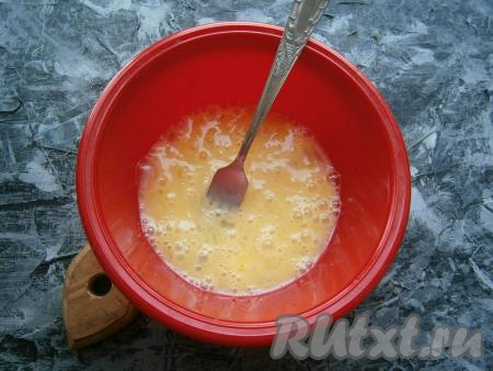 Хорошенько расколотить яйца вилкой.