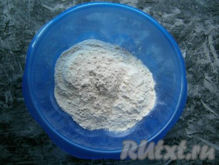 Соединить в миске цельнозерновую и пшеничную муку, перемешать.