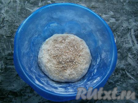 Далее замесить руками мягкое, чуть липкое тесто. Добавить, по желанию, отруби, вмешать их в тесто.