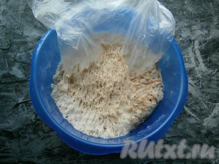 Прикрыть тесто пленкой и поставить в теплое место на 1-1,5 часа. Тесто за это время&nbsp; должно хорошо подойти (увеличиться в объёме в 2-3 раза).